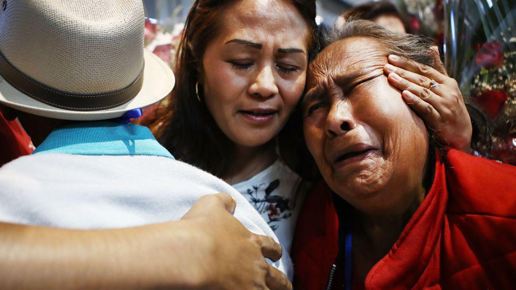 Familias abrazándose
