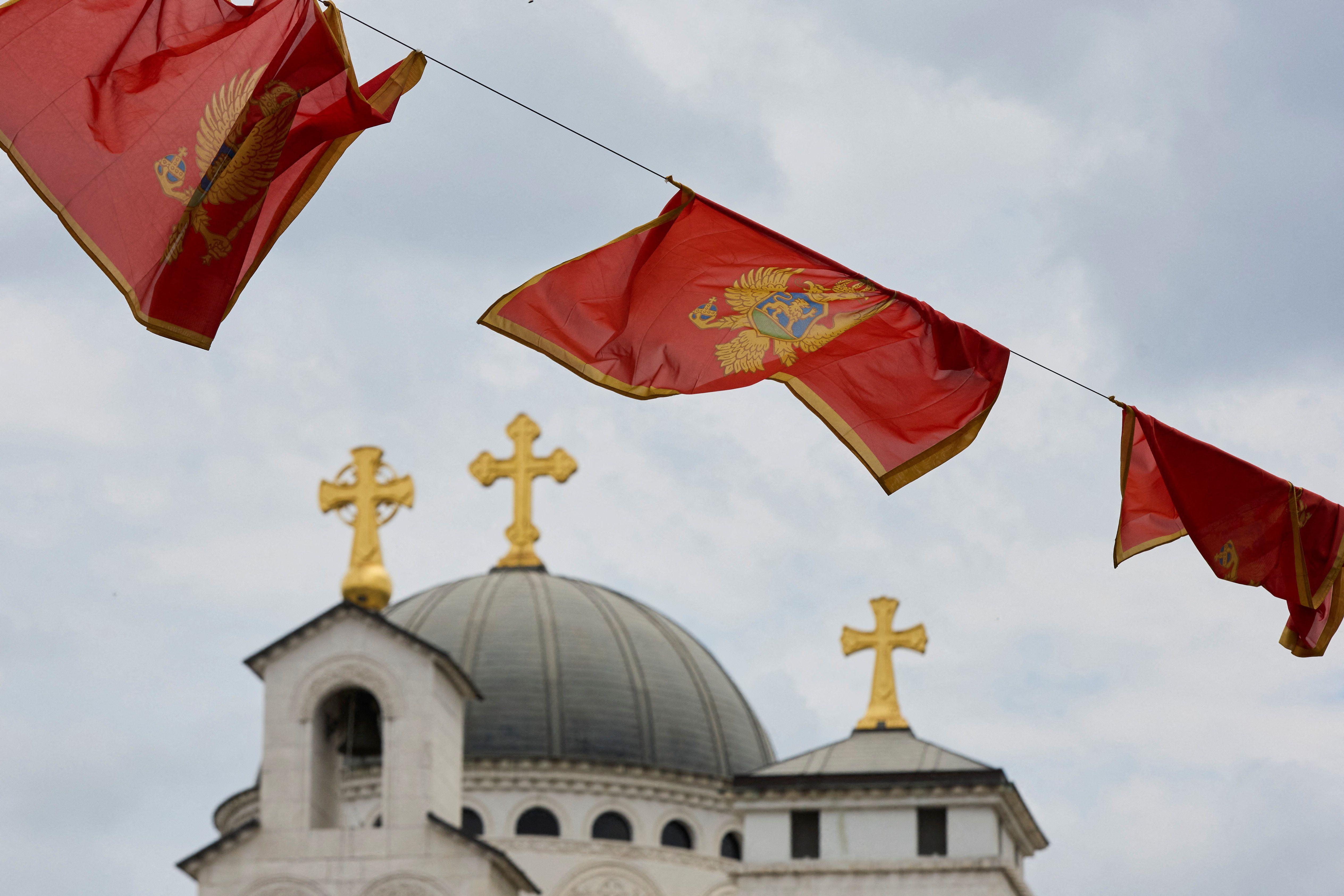 crnogorske zastave i pravoslavna crkva u Podgorici