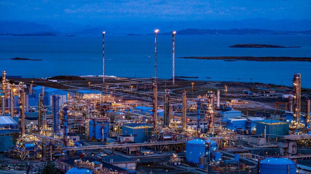 Una vista nocturna de una planta de procesamiento de gas en Tysavaer, Noruega. 
