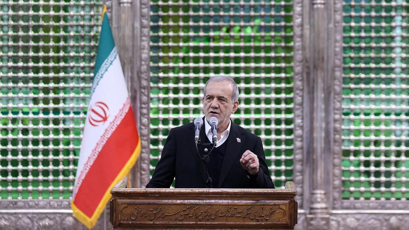 خامنئي يدعو الإيرانيين إلى "إحباط العدو" في ذكرى الثورة 