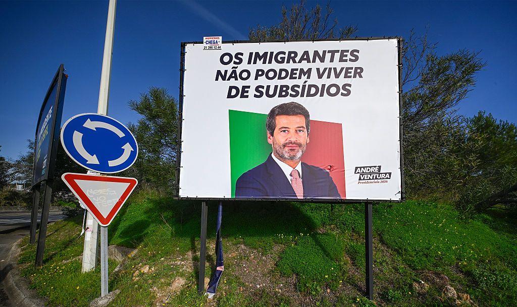 Outdoor de campanha publicit&aacute;rio do candidato presidencial Andr&eacute; Ventura em Cascais, Portugal, em 31 de dezembro de 2025. O outdoor diz: 