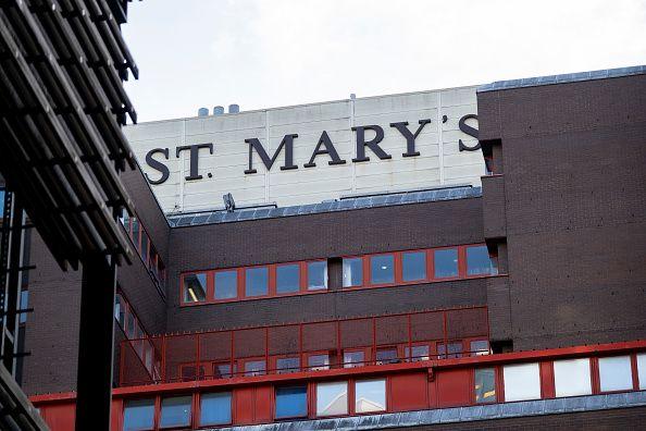 Pr&eacute;dio e placa do Hospital St. Mary's, em Londres