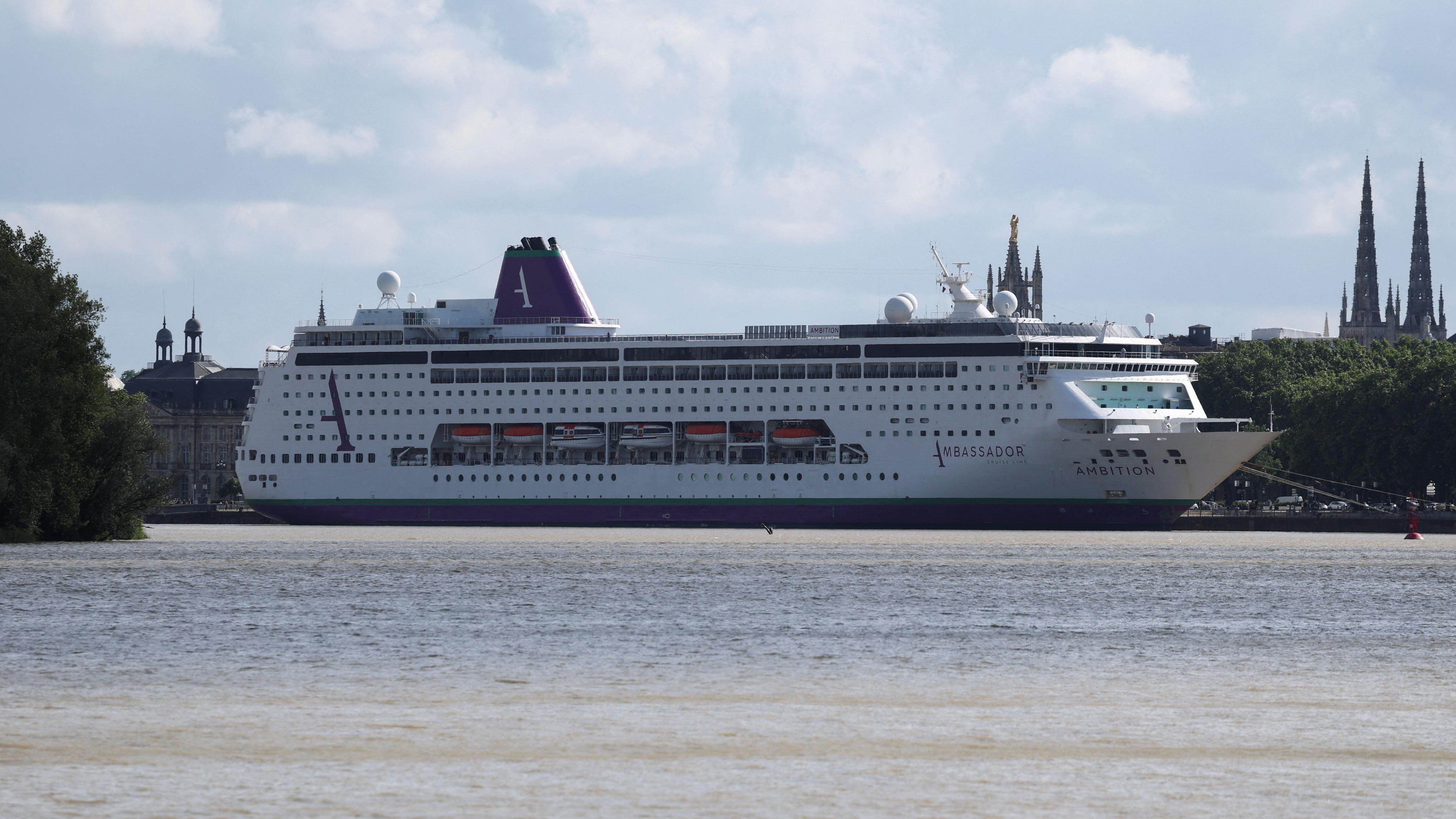 More than 1,000 passengers held on cruise after gastrointestinal illness outbreak