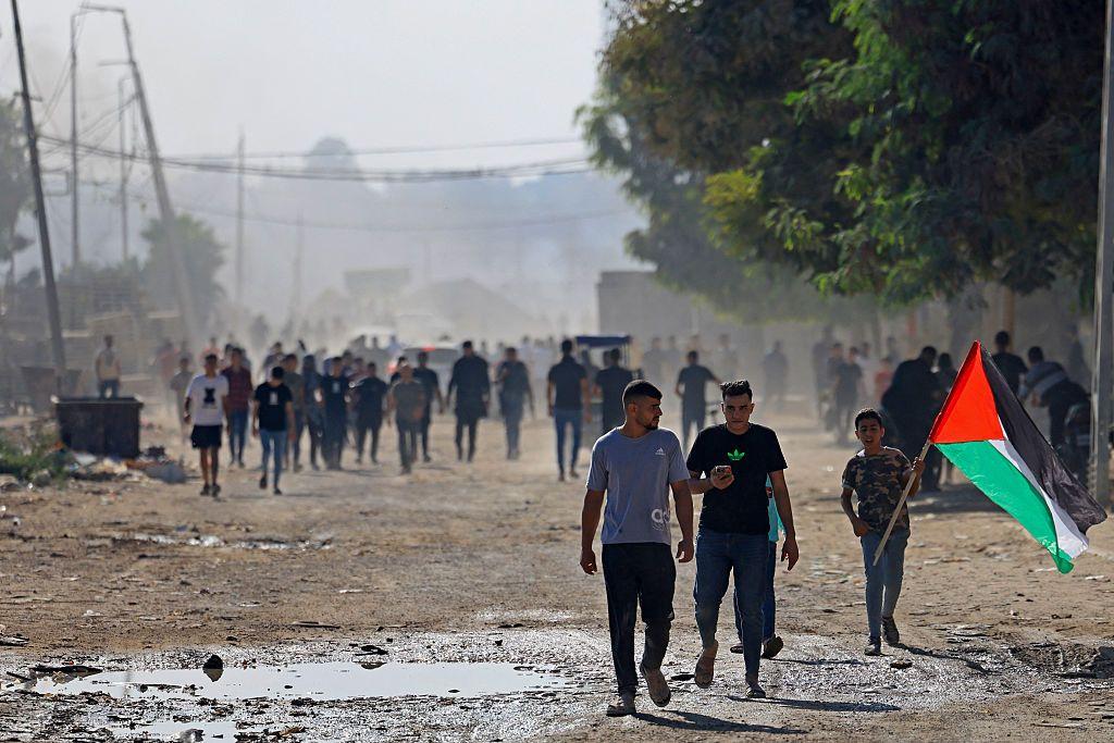 فلسطينيون يتجهون نحو معبر ناحل عوز الحدودي مع إسرائيل، شرق مدينة غزة، في 7 أكتوبر 2023.