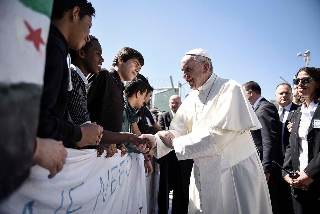 Papa Francisco encontra migrantes no centro de detenção de Moria em 16 de abril de 2016 em Mitilene, Lesbos, Grécia