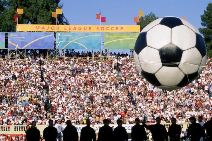 Bola em tamanho gigante marca o in&iacute;cio de um jogo da Major League Soccer americana