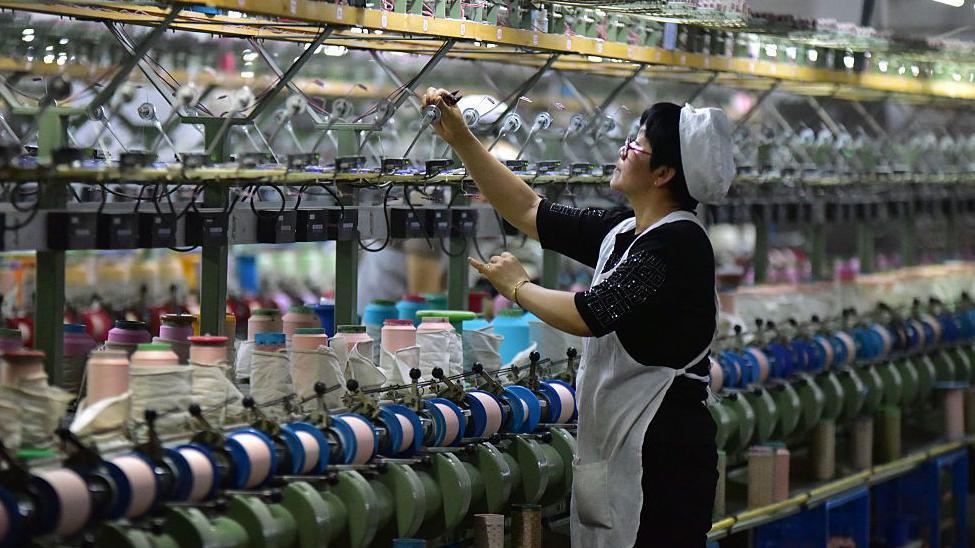 女工在檢查機器