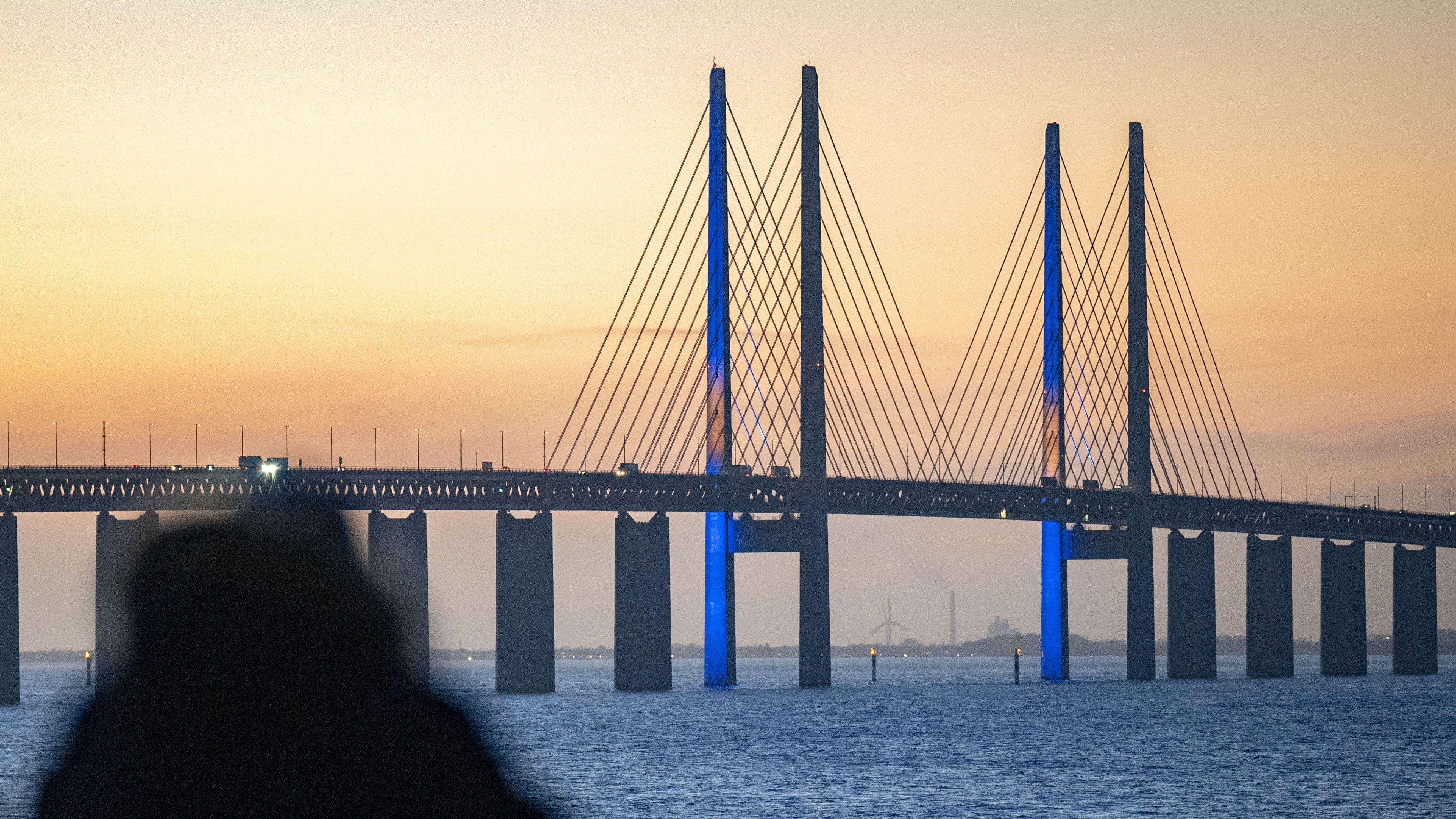 A Ponte de Öresund iluminada com as cores da bandeira sueca