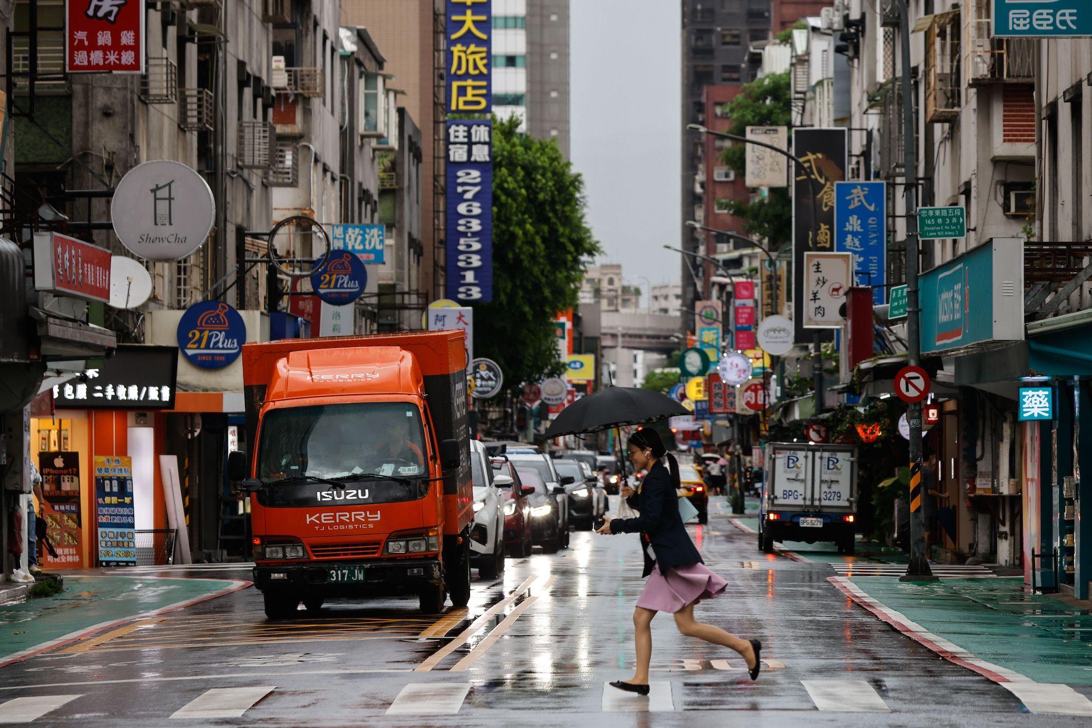 台北街頭一名女子