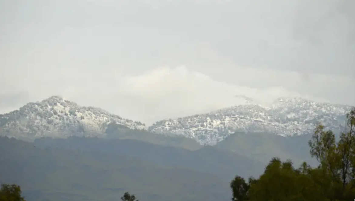 2016 میں پاکستان کے دارالحکومت اسلام آباد سے ملحق مارگلہ کے پہاڑی سلسلے پر برفباری ہوئی تھی