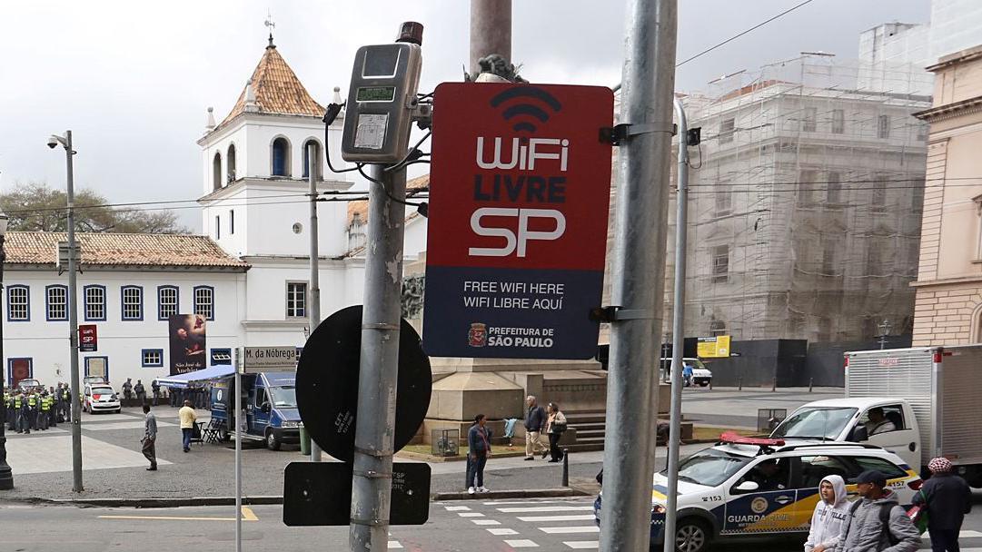 Placa do programa WiFi Livre SP em frente ao Pateo do Col&eacute;gio no Centro de S&atilde;o Paulo