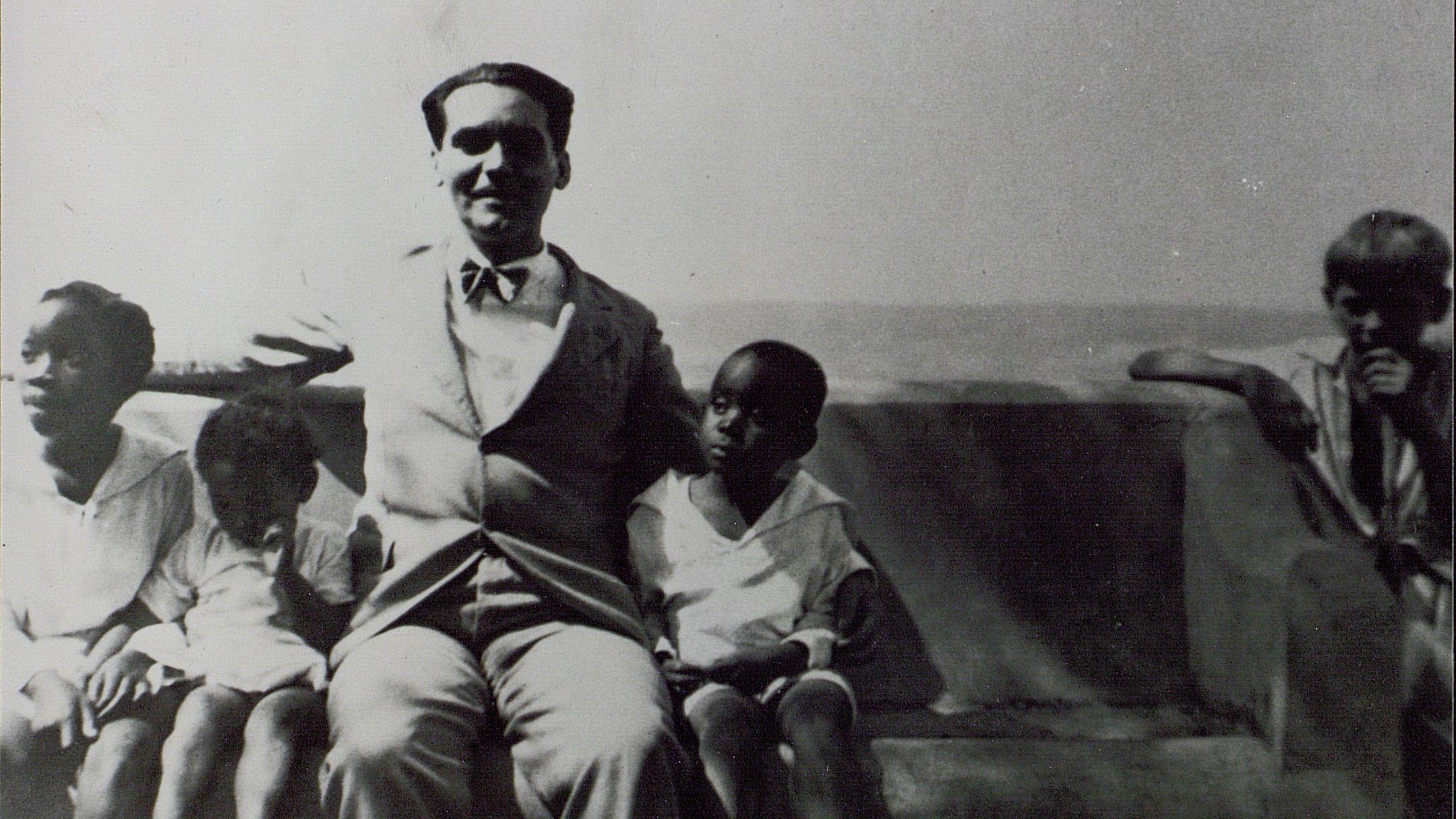 García Lorca con un grupo de niños en La Habana, 1930. 