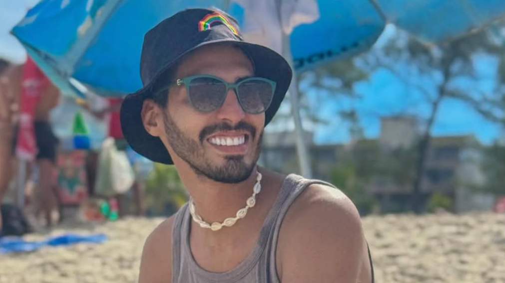 O influenciador Agenor Tupinambá na praia