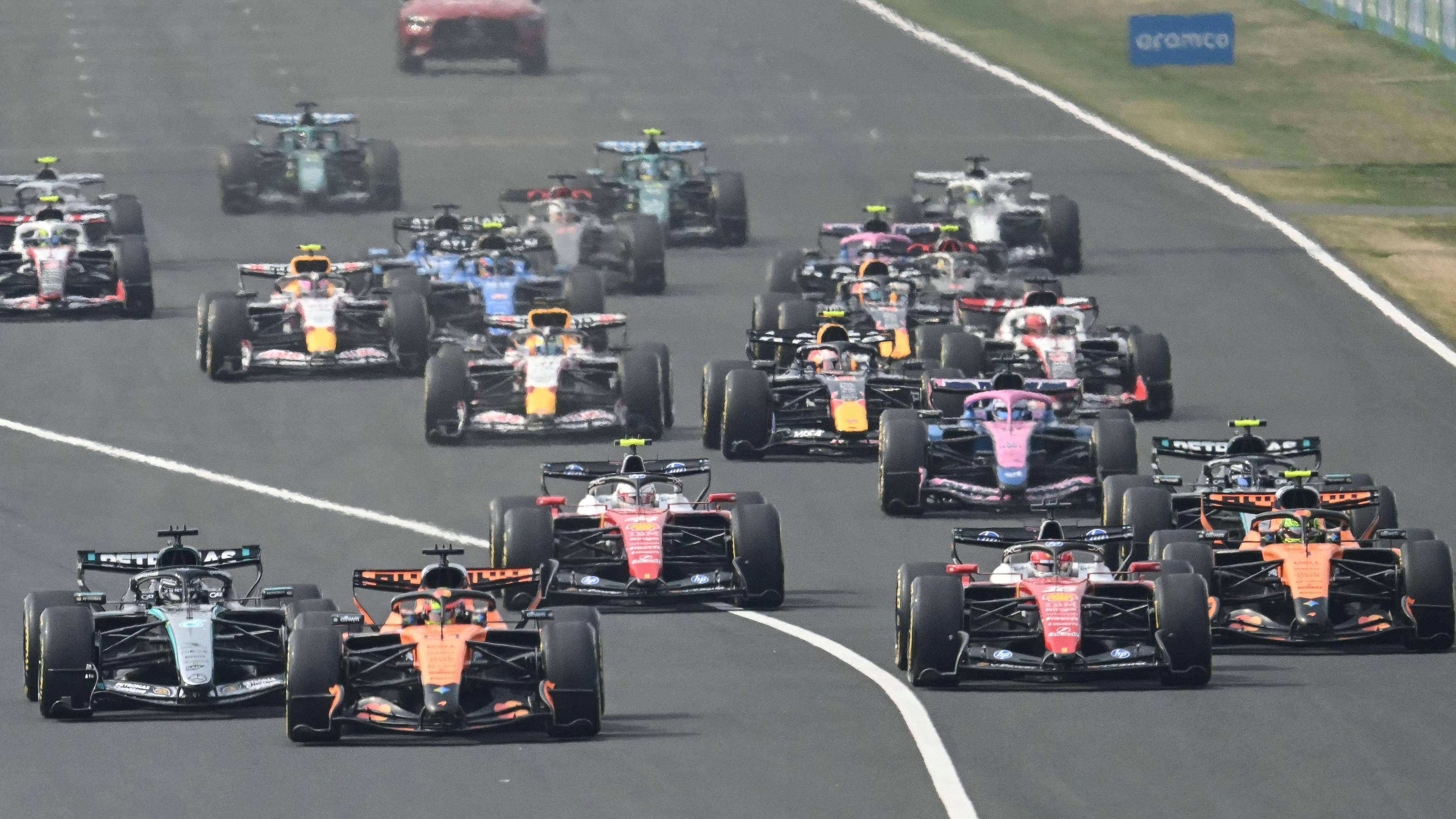 Japanese Grand Prix: Piastri and Russell battling for lead