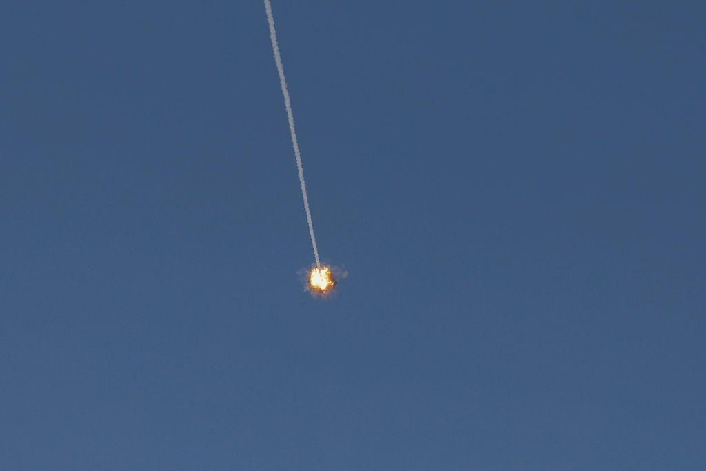 Un cohete explota en el cielo despejado. 