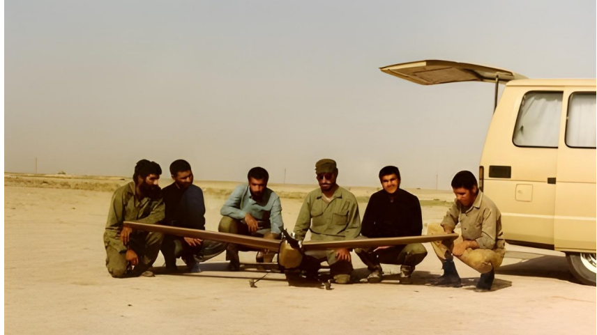 مجموعة الشباب الذين عملوا على تصميم نموذج للمسيرة