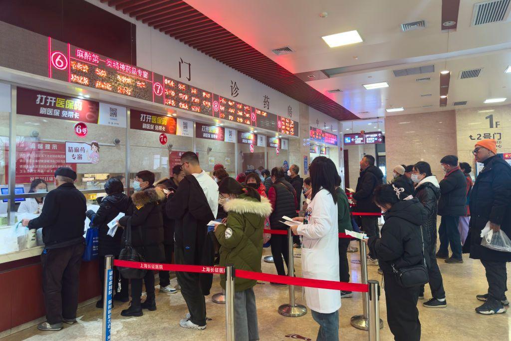 民眾排隊在醫院窗口購藥