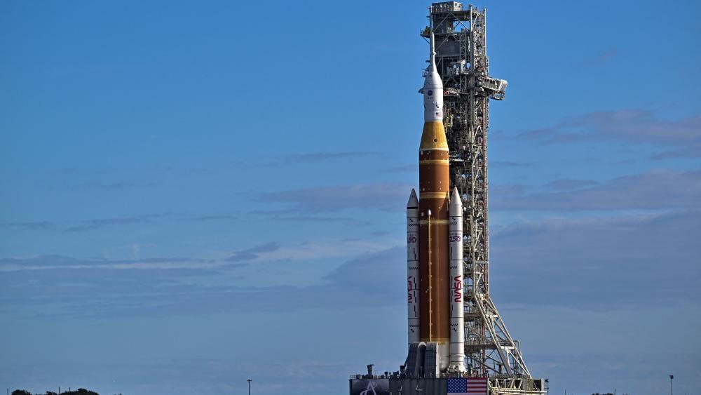Artemis II: Nasas mega Moon rocket arrives at launch pad