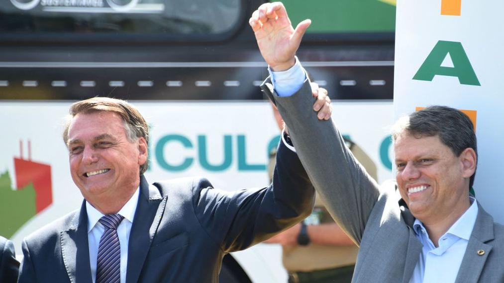 Bolsonaro e Tarc&iacute;sio de Freitas, em uma foto de 2022.