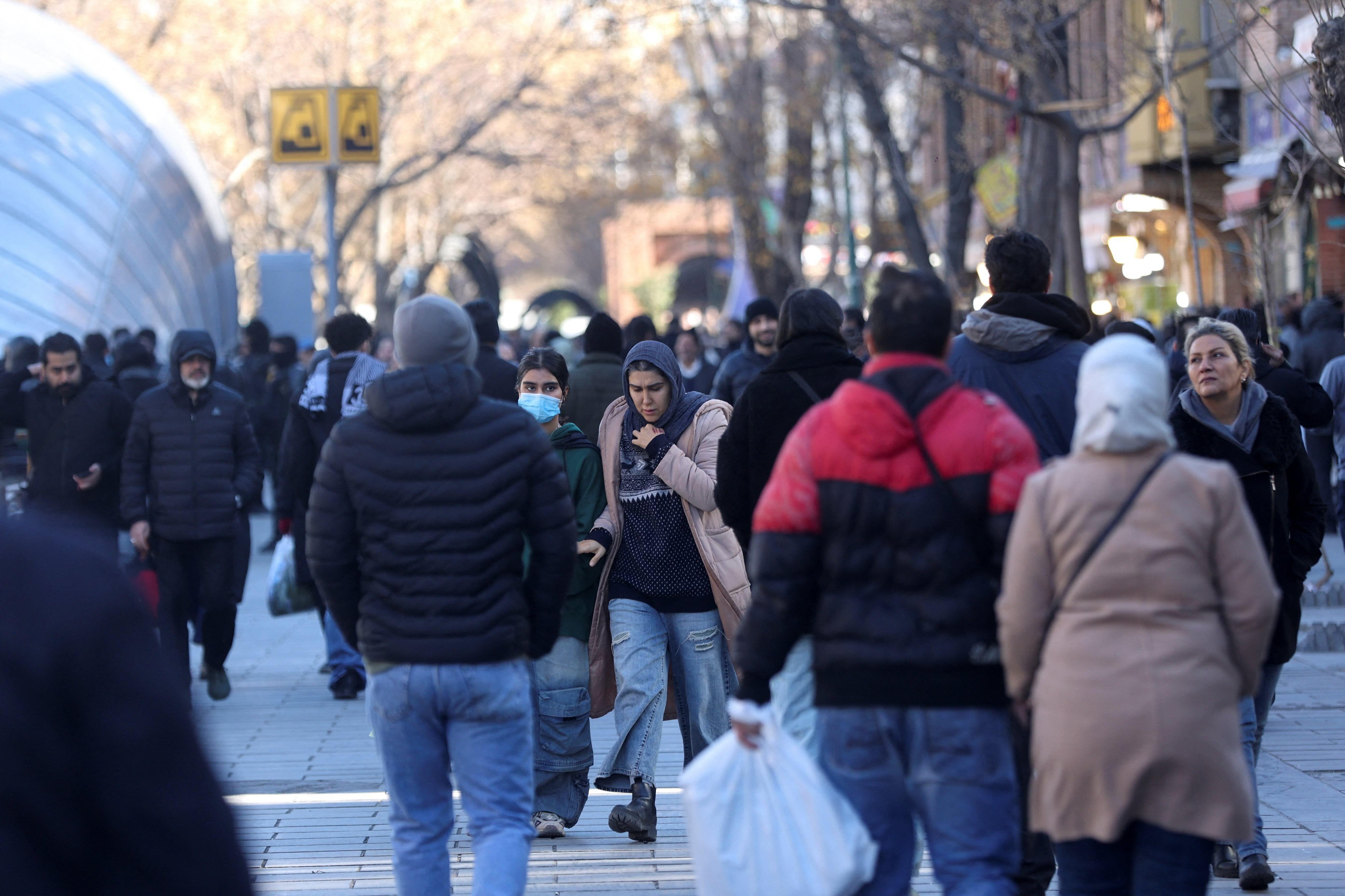 Personas caminando en el frío en las calles de Teherán