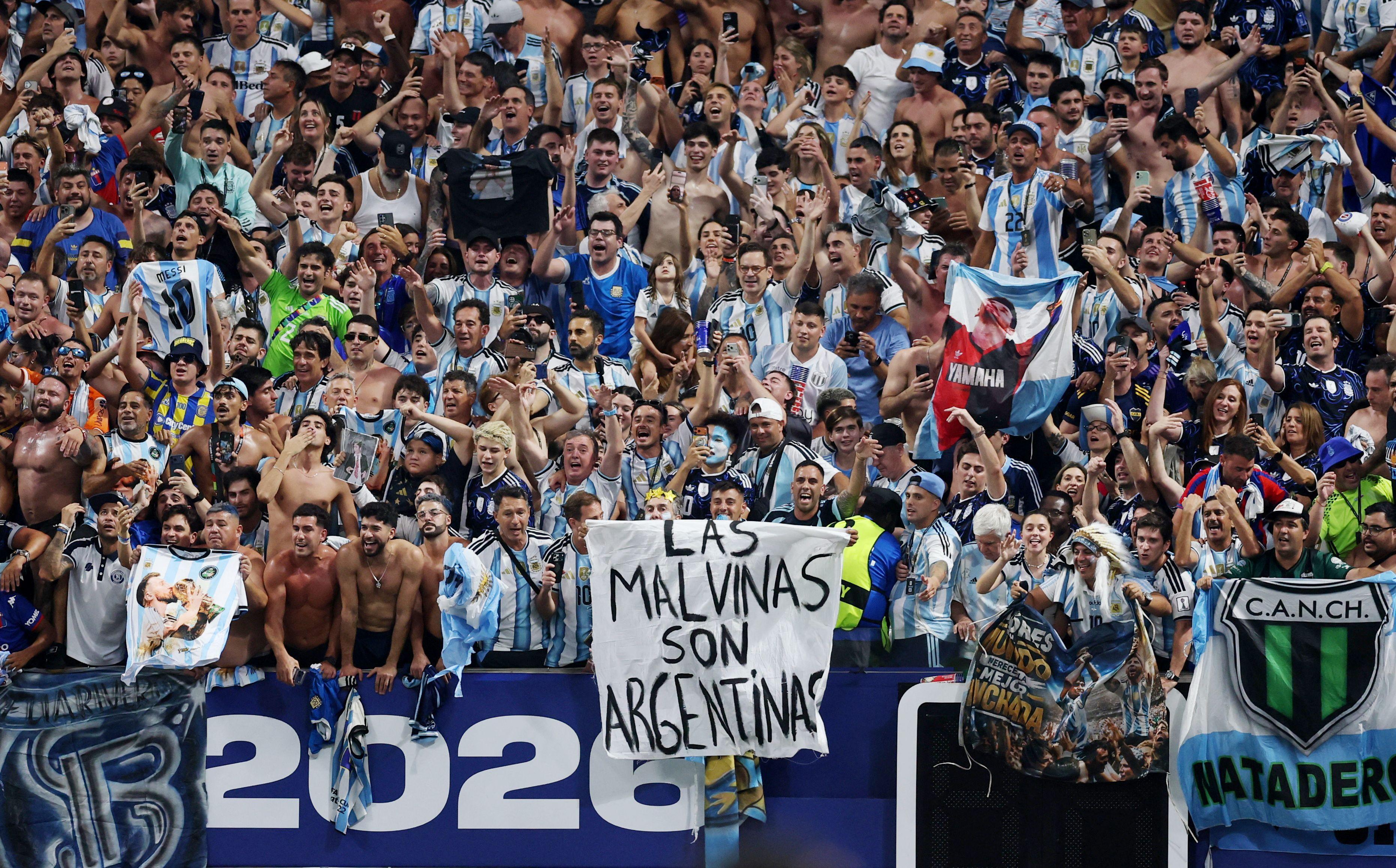 Argentini preti kazna zbog transparenta, ludnica u Buenos Ajresu - u fotografijama 2 argentina - engleska, navijači argentine, malvini su argentinski, folklandski rat