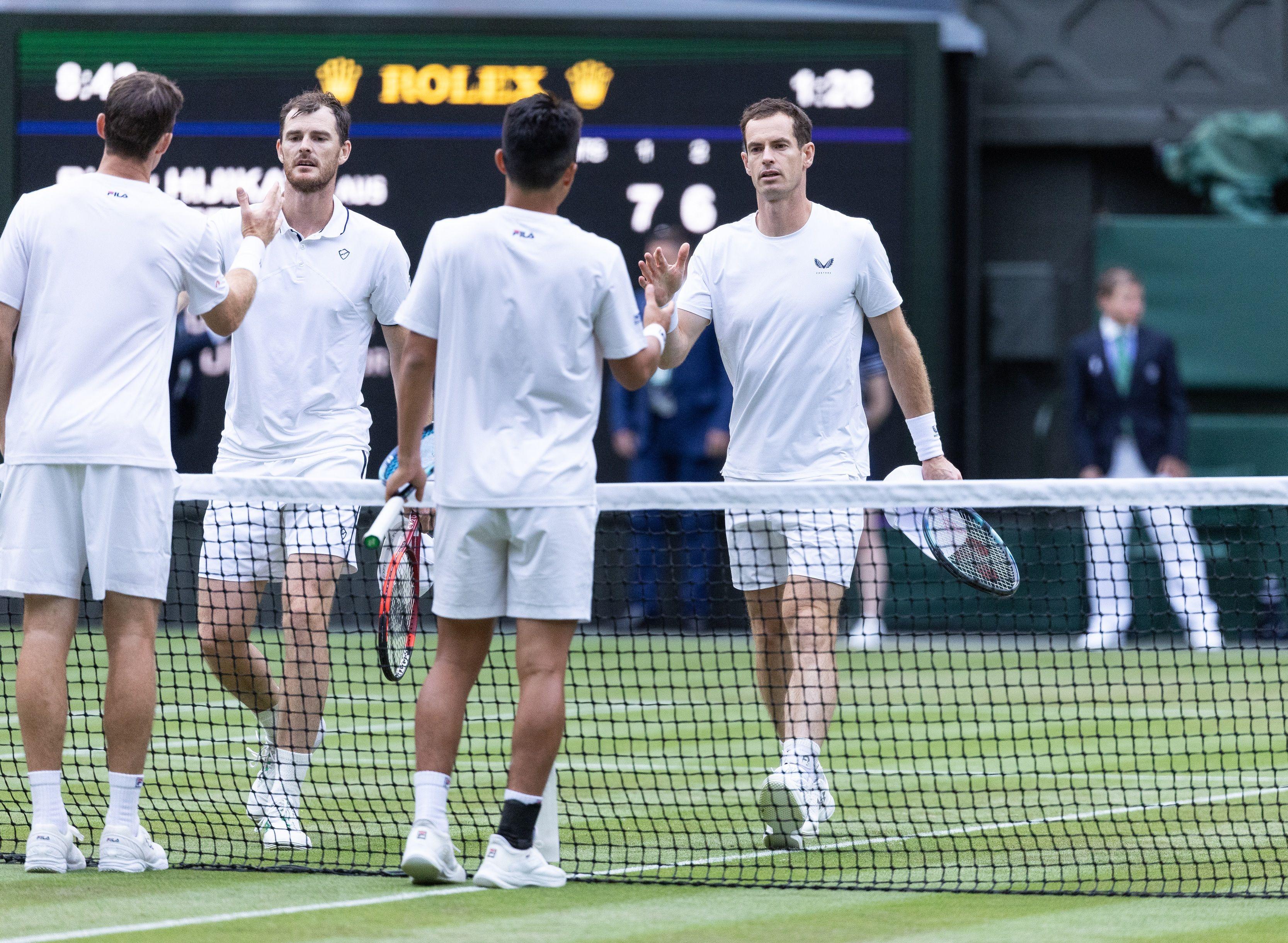 اللاعبون آندي موراي وشقيقه جيمي موراي من بريطانيا بعد خسارتهما أمام رينكي هيجيكاتا وجون بيترز من أستراليا في منافسات الزوجي للرجال في بطولة ويمبلدون في 2024