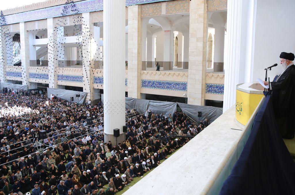 Vrhovni vođa Irana ajatolah Ali Hamne u džamiji u Teheranu