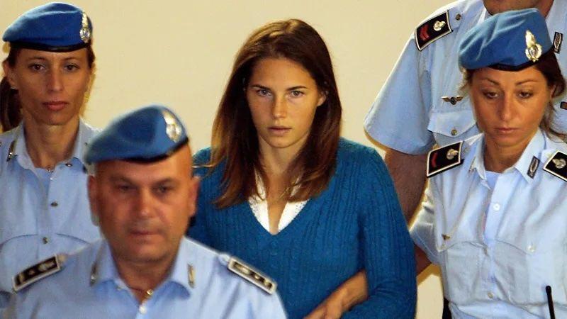 Amanda Knox siendo llevada por agentes de policía