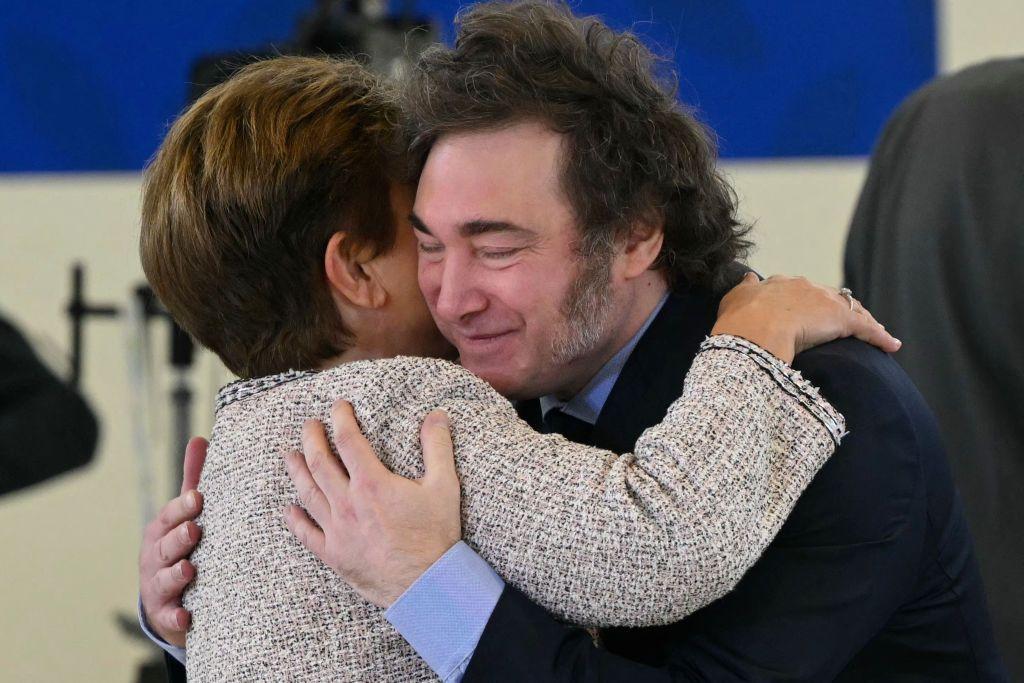 Milei y Georgieva abrazados