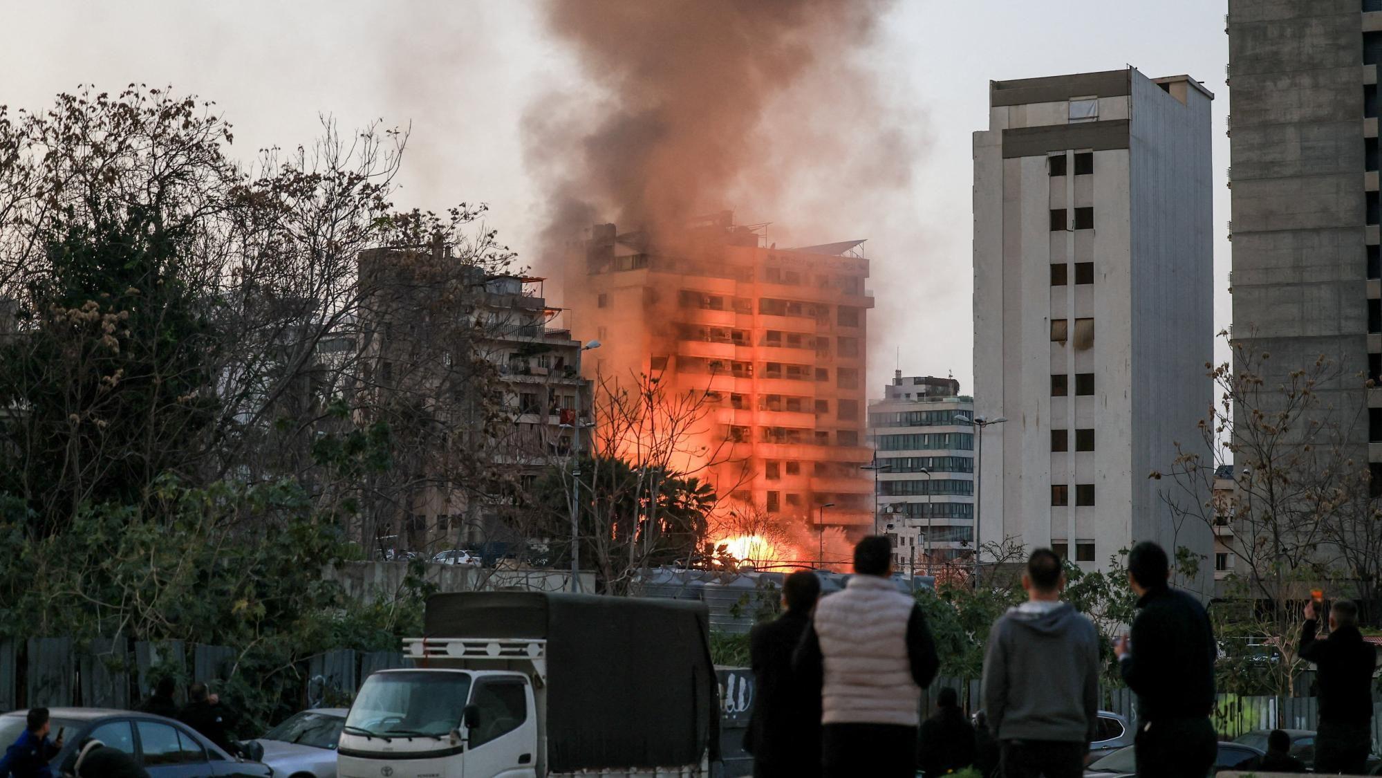 El humo y las llamas se elevan tras un ataque israelí en el barrio de Bachoura, en el centro de Beirut, Líbano (12 de marzo de 2026)