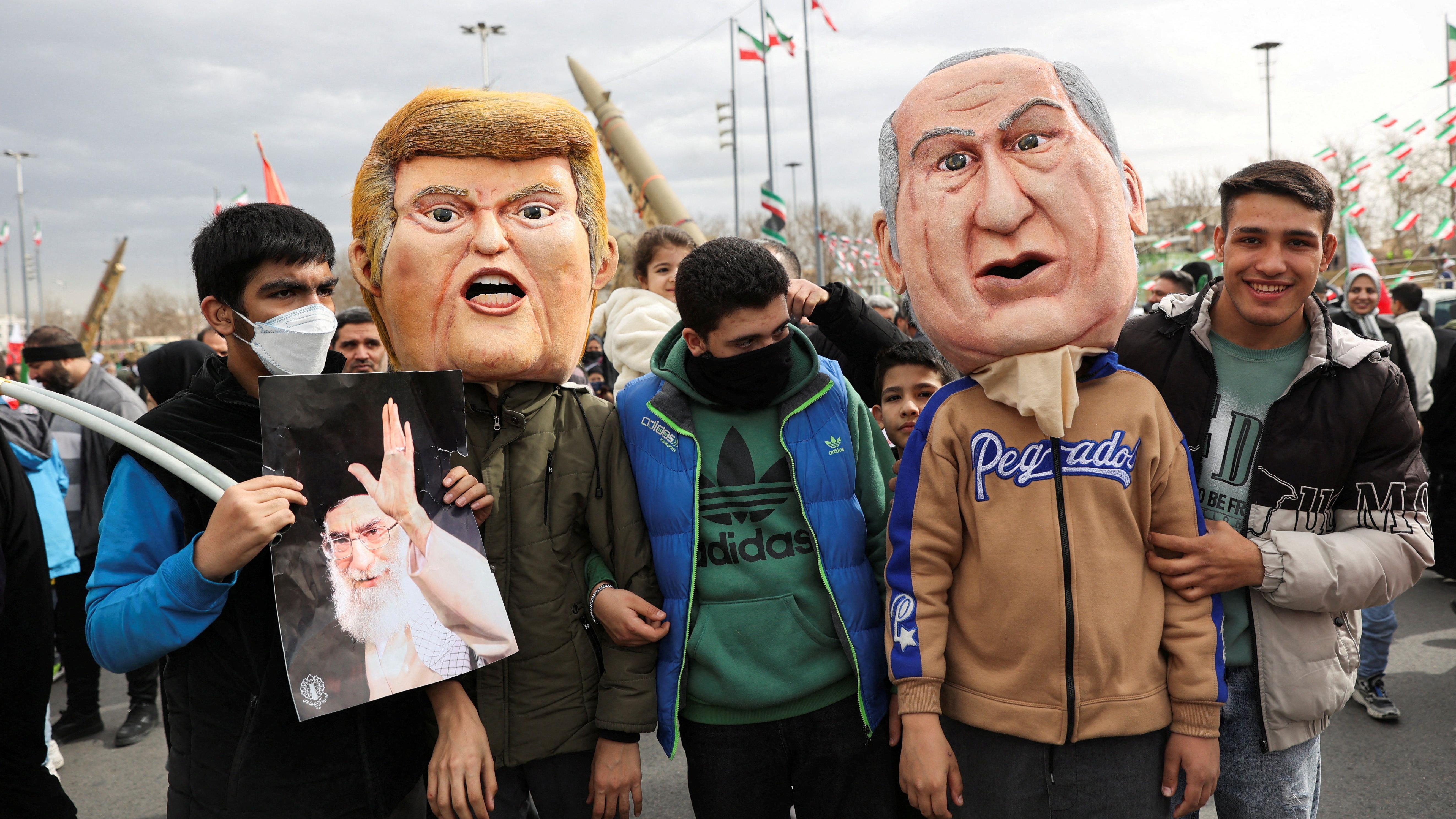 Tokom obeležavanja 47. godišnjice Islamske revolucije, neki od okupljenih nosili su lutke sa likovima Donalda Trampa i Benjamina Netanjahua, kao i poster vrhovnog vođe Irana, ajatolaha Alija Hamneija