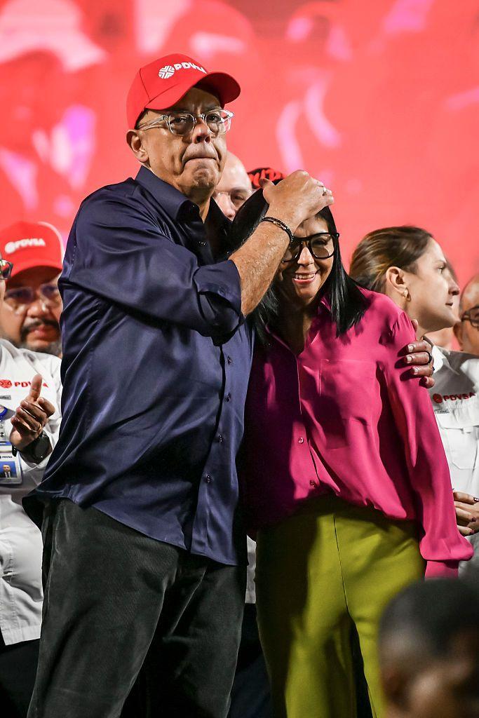 Jorge Rodríguez, presidente de la Asamblea Nacional, abraza a su hermana, la presidenta encargada Delcy Rodríguez.