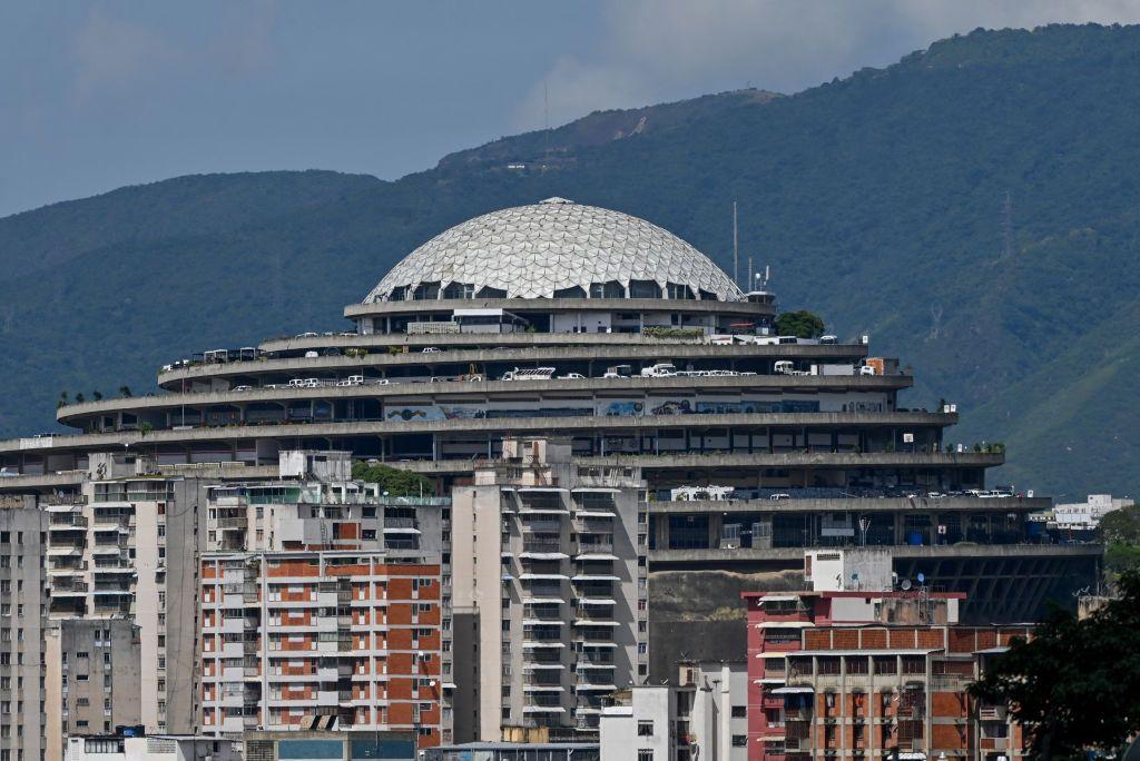 Vista del Helicoide entre edificios.