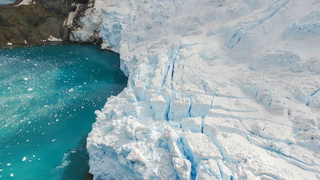 Vista aérea del glaciar AJAX en la zona cercana a la Estación Comandante Ferraz, el 8 de enero de 2020 en la Isla Rey Jorge, Antártida.