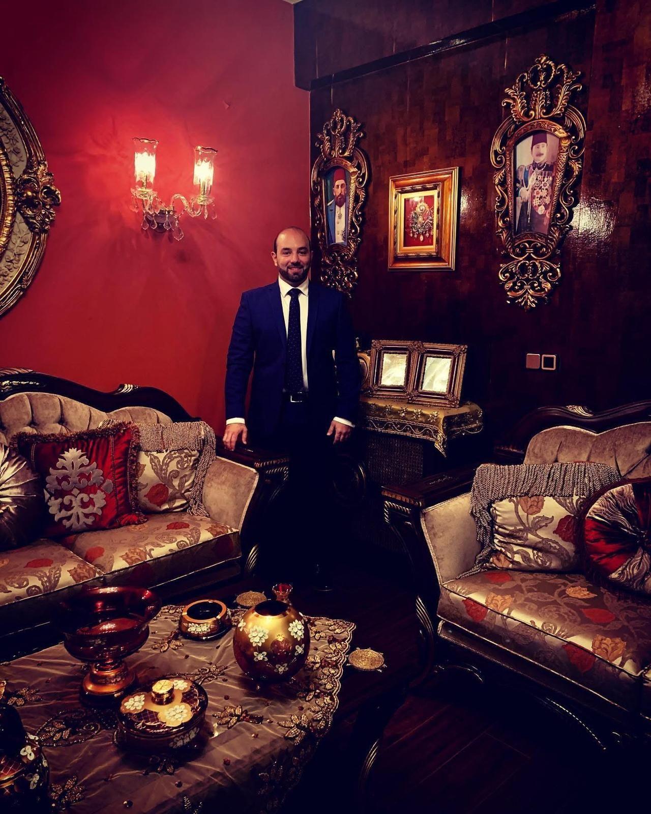 يذكر الدكتور إبراهيم جور أن بعض المقتنيات العائلية القديمة الموجودة في منزله في إنجلترا قد أهداها له عثمان أوغلو، بينما كانت مقتنيات أخرى تخص جدة والدته.