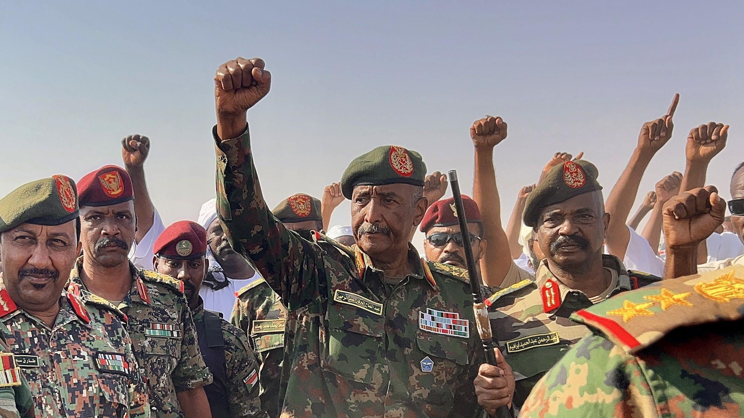 زار رئيس مجلس السيادة السوداني وقائد الجيش، الفريق أول عبد الفتاح البرهان، مخيم العفاد الذي أُنشئ حديثًا في الدبة، ولاية شمال دارفور، حيث لجأ عشرات الآلاف من السودانيين بعد نزوحهم بسبب الاشتباكات التي أعقبت استيلاء قوات الدعم السريع على الفاشر، عاصمة شمال دارفور، في 26 أكتوبر/تشرين الأول. 