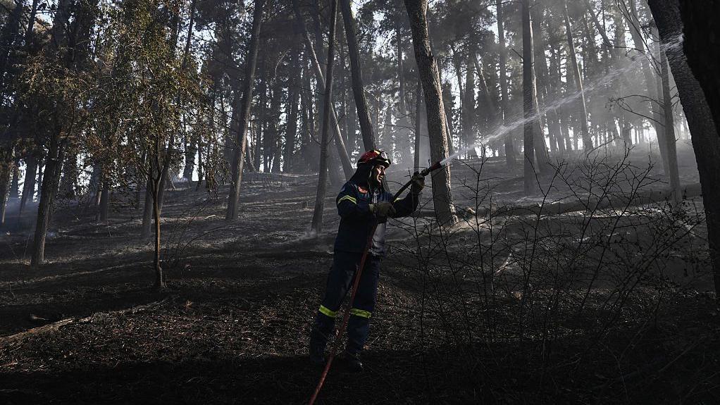 Firefighters struggle to contain deadly Greek wildfire