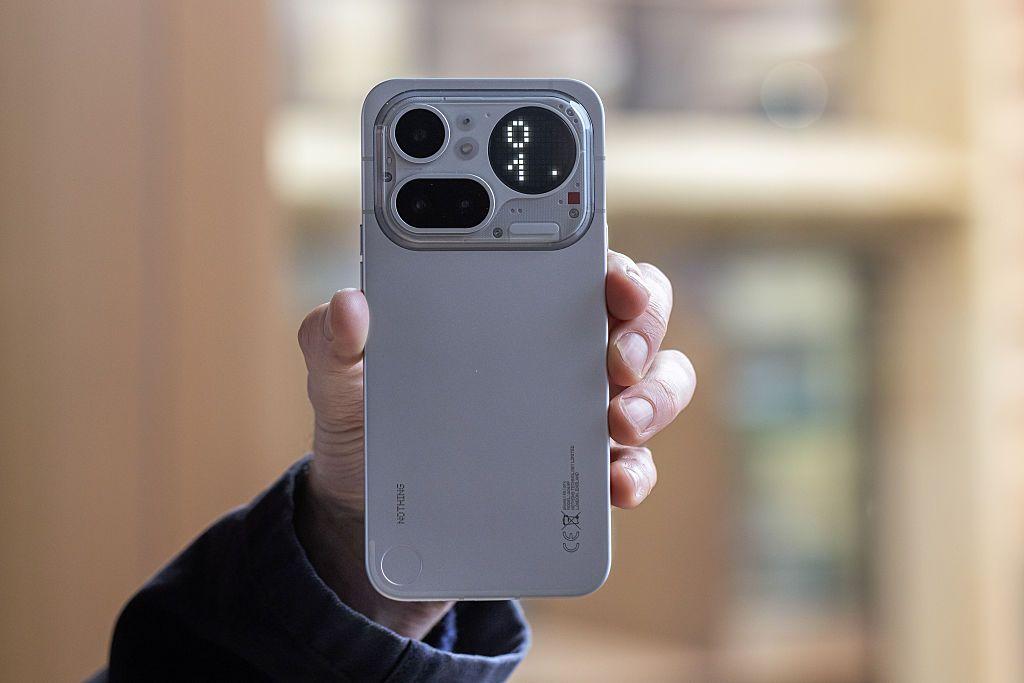 Una mano sostiene un teléfono inteligente.