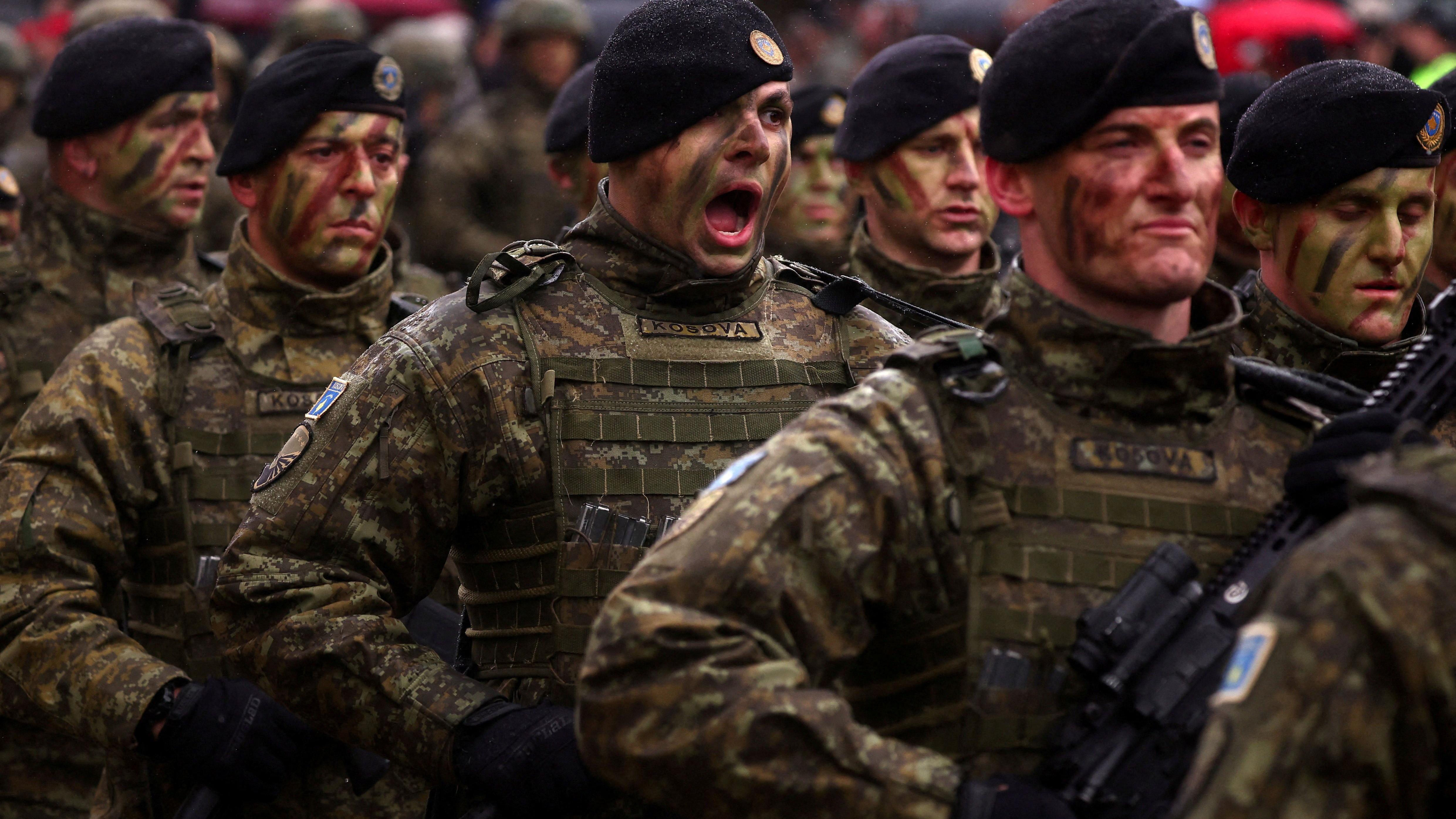 Pripadnici Kosovskih bezbednosnih snaga marširaju na paradi tokom proslave 18. godišnjice nezavisnosti Kosova u Prištini