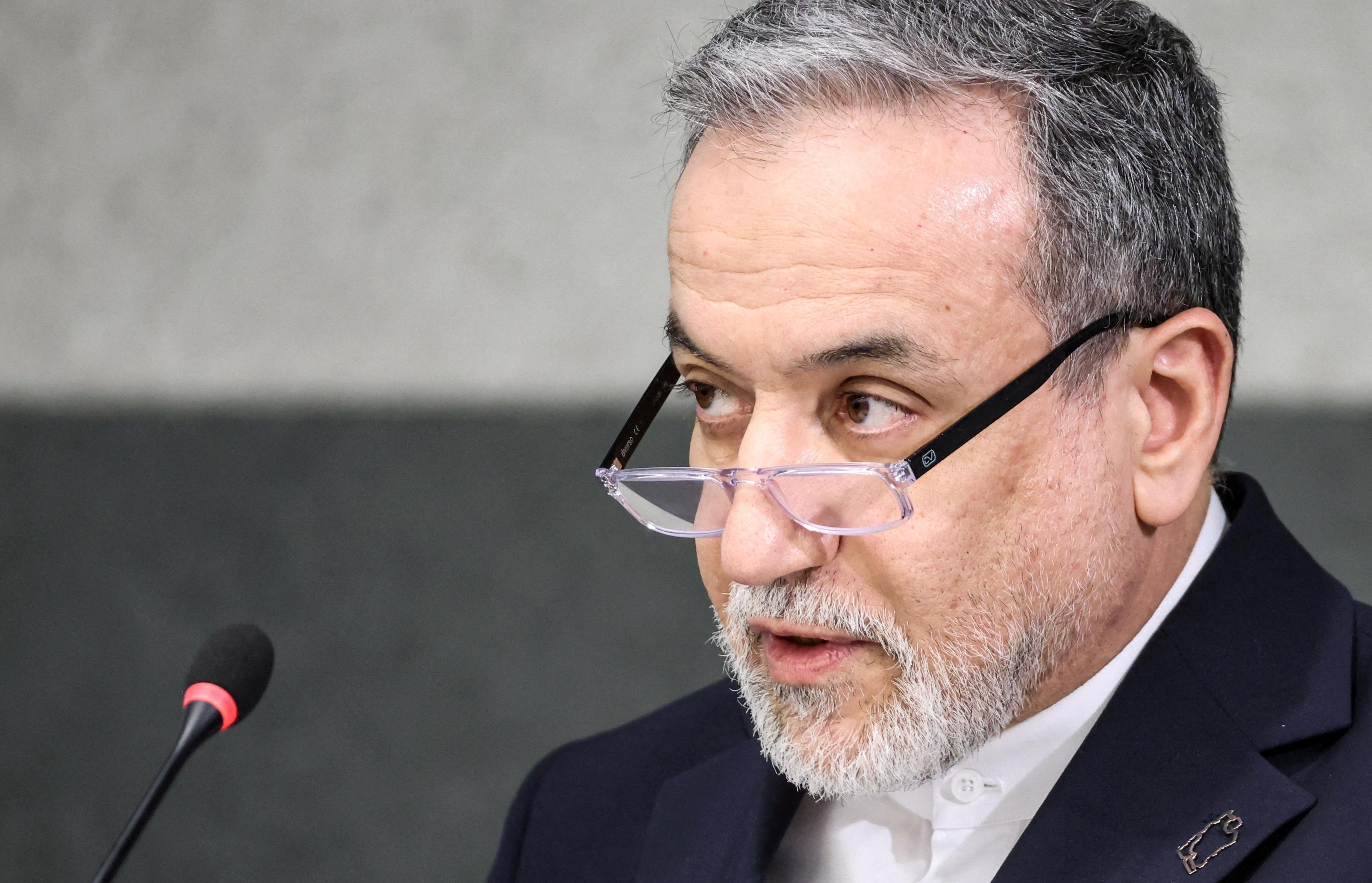 عراقجي يقول إن التوصل إلى اتفاق مع واشنطن "في المتناول"، وترامب: "أُفضّل الدبلوماسية لكنني مستعد لاستخدام القوة" 