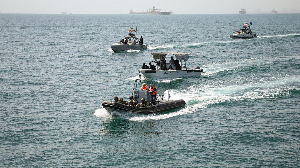 2026 年 2 月 19 日，在伊朗霍爾木茲甘省霍爾木茲海峽附近的阿巴斯港舉行的聯合海軍演習中，伊朗與俄羅斯海軍艦艇編隊開展了模擬營救被劫持船隻的演練。