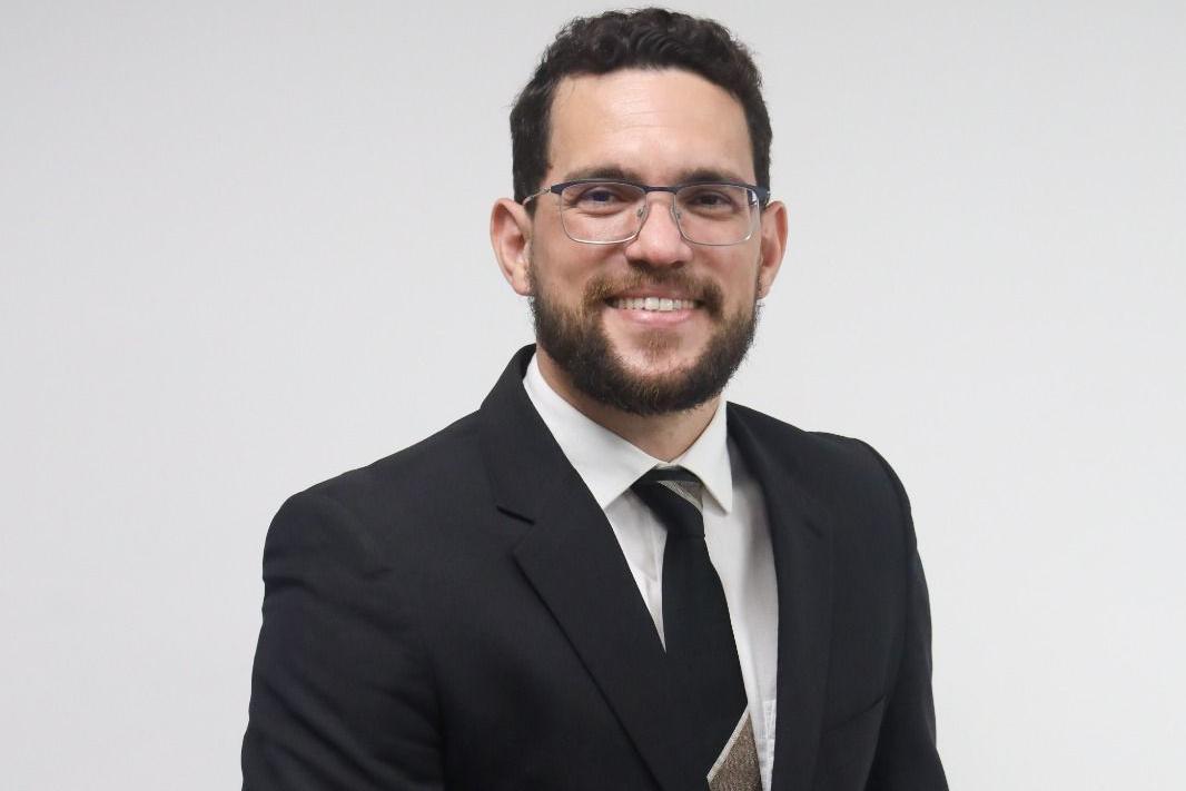 Rafael Leite, homem branco usa &oacute;culos e usa terno e gravata