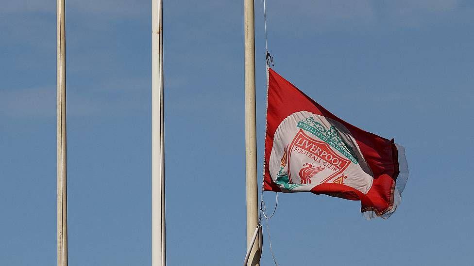 La bandera del Liverpool ondea a media asta en el estadio de Anfield