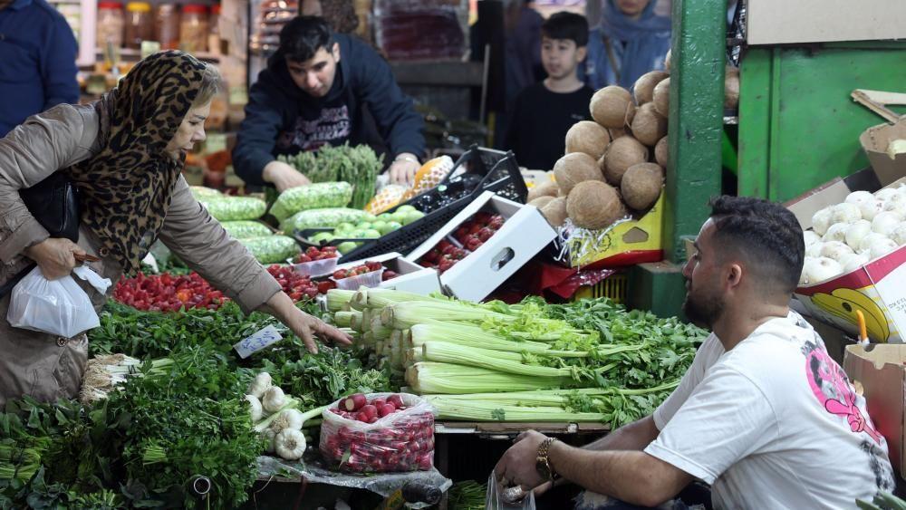 إيران تشهد موجة تسريح أعداد كبيرة من الموظفين بسبب الحرب مع الولايات المتحدة وإسرائيل