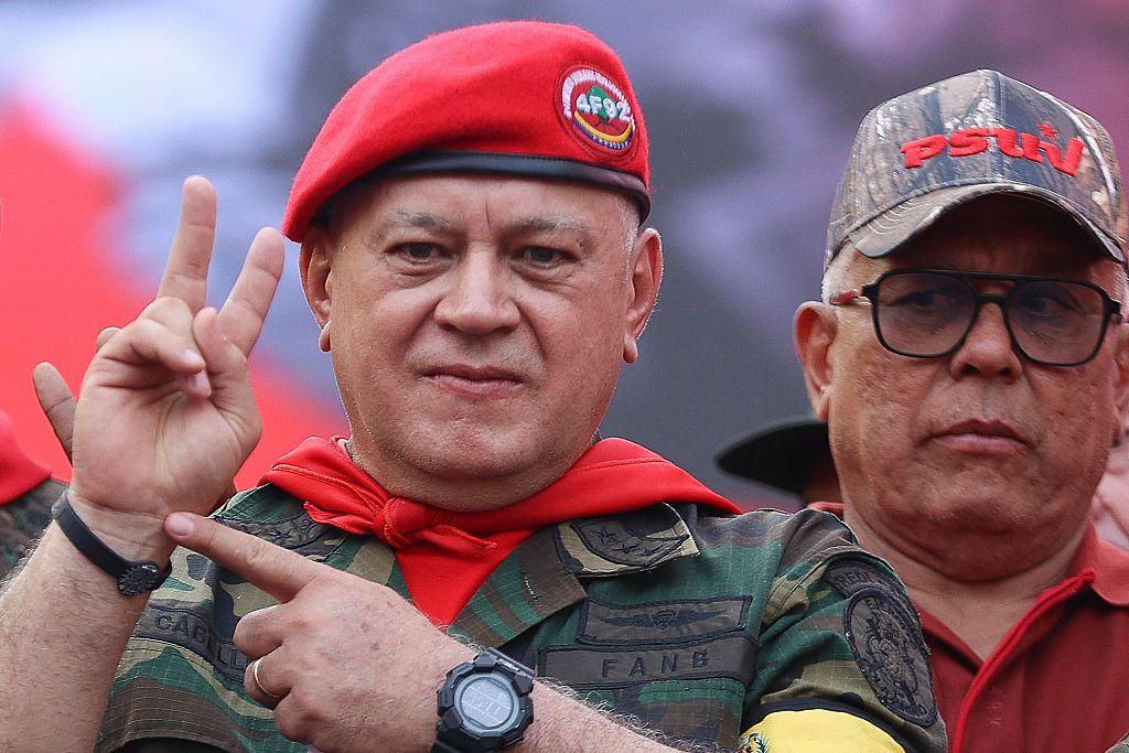 O ministro do Interior da Venezuela, Diosdado Cabello, em um evento, usando boina militar vermelha, len&ccedil;o vermelho e uniforme militar