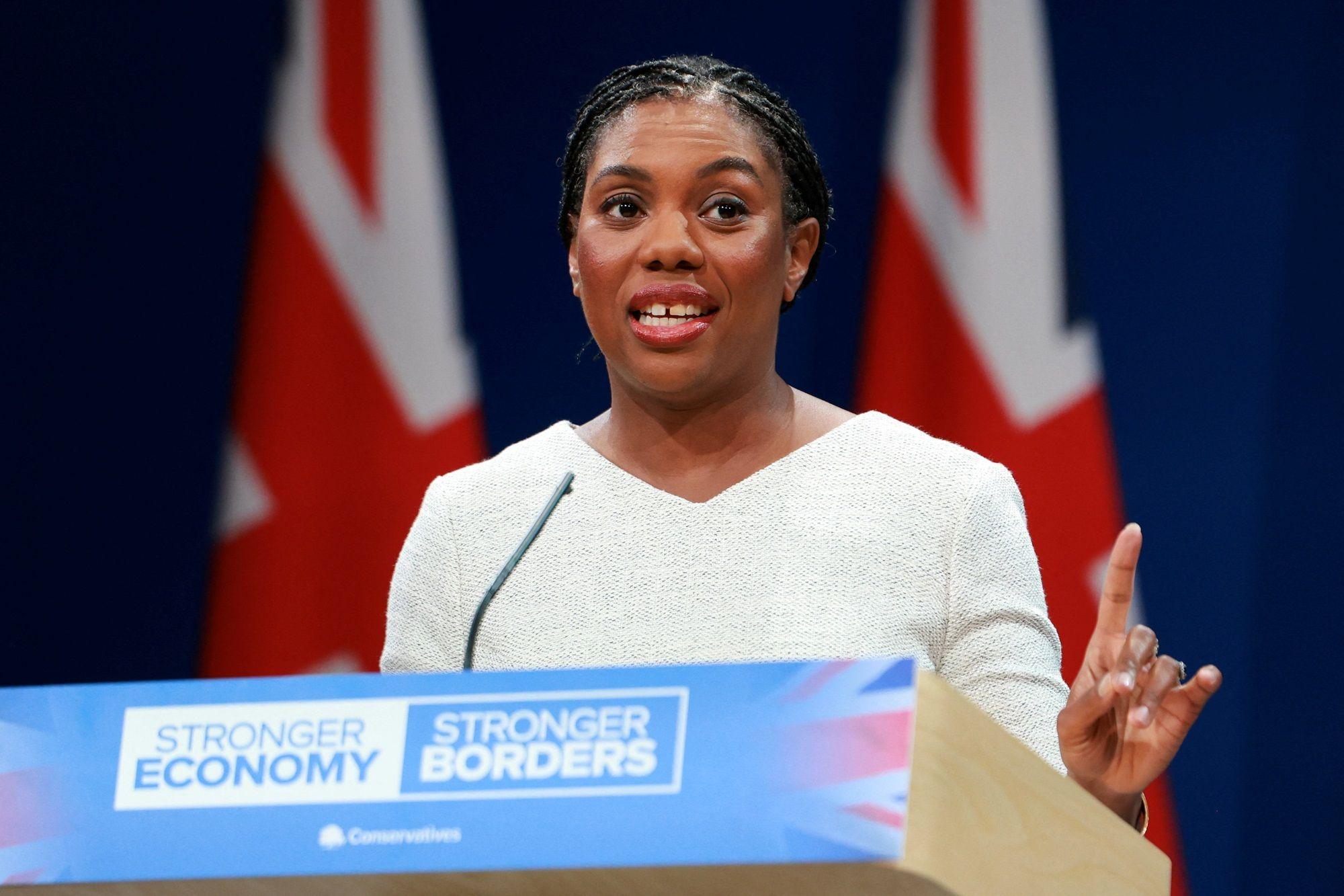 كيمي بادينوك، زعيمة حزب المحافظين البريطاني، تلقي خطابها الرئيسي في اليوم الأخير من مؤتمر حزب المحافظين، في مانشستر بريطانيا، 8 أكتوبر/تشرين الأول 2025