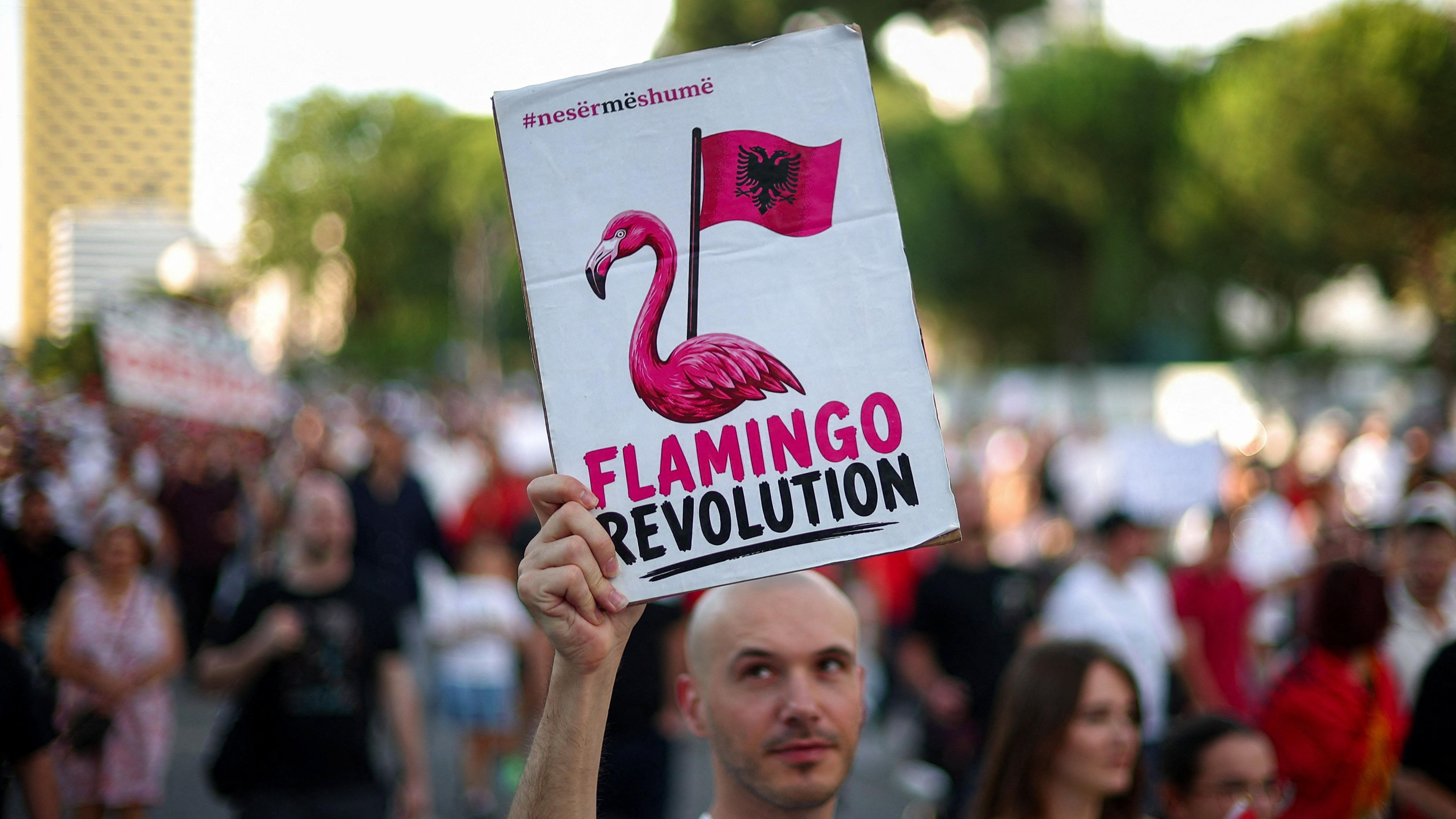 Rama ne odustaje od kontroverznog projekta u Albaniji, a demonstranti od protesta 2 Transparent na protestima u Tirani
