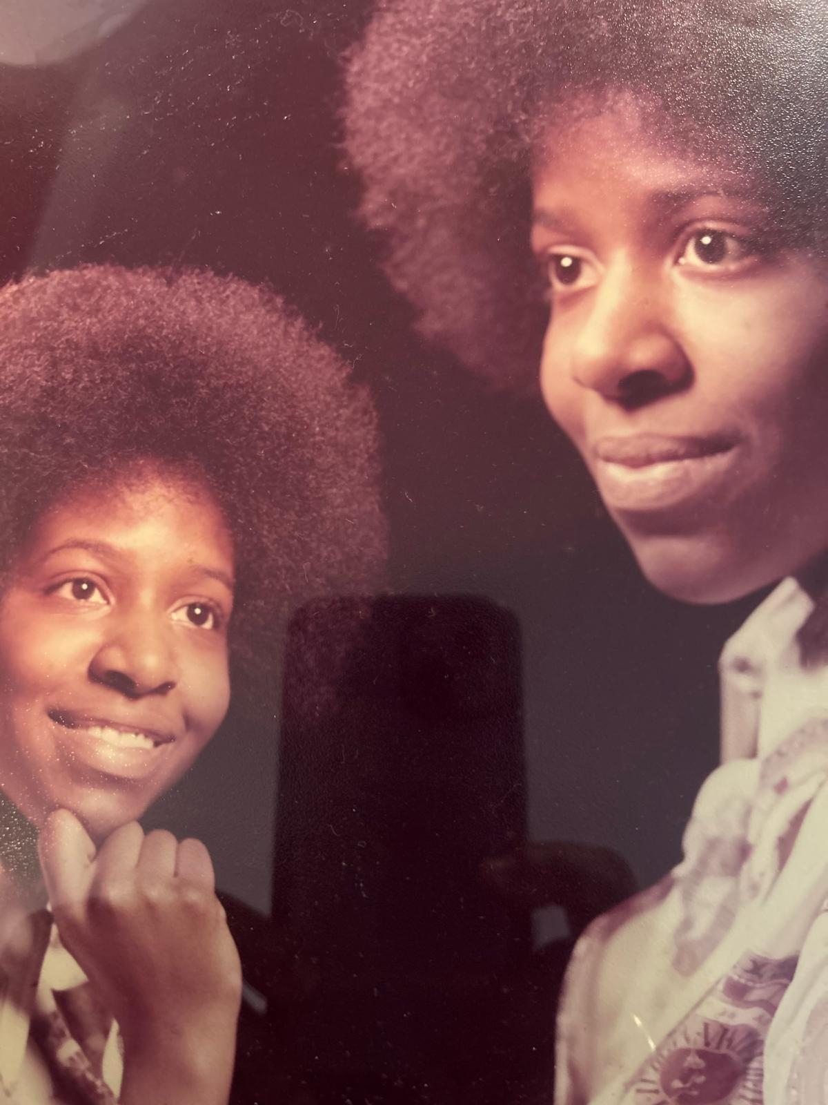 Retrato de Leonore Lindsey cuando tenía 17 años, en el que aparece mirando a un espejo.