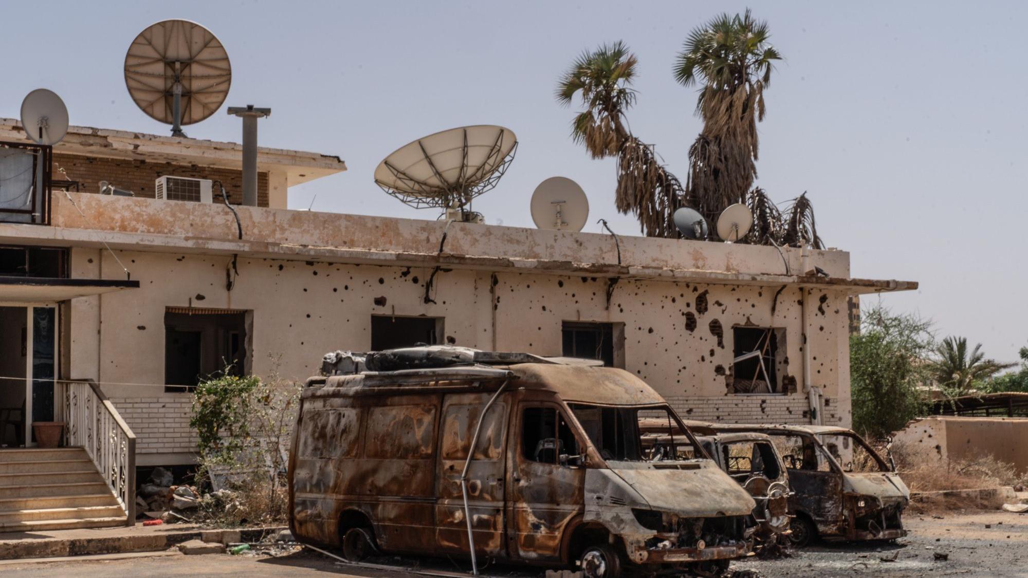 هيئة الإذاعة والتلفزيون السودانية، أم درمان، السودان. 27 أبريل/نيسان 2025. محطة هيئة الإذاعة والتلفزيون السودانية المتضررة، تعرضت المحطة لهجوم بعد يومين من اندلاع الحرب في 15 أبريل/نيسان 2023 وقد احتُجز العديد من الموظفين كرهائن، وتعرضوا للاغتصاب والقتل، حيث دمر مسلحو قوات الدعم السريع المباني التي تضم محطتي الإذاعة والتلفزيون الوطنيتين. 