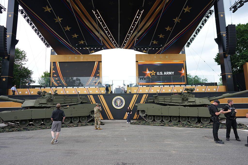 La tarima desde donde el presidente Trump y sus ministros vieron el desfile